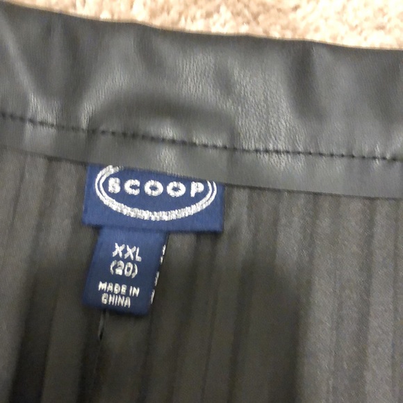 NWT faux leather skirt - Picture 3 of 4